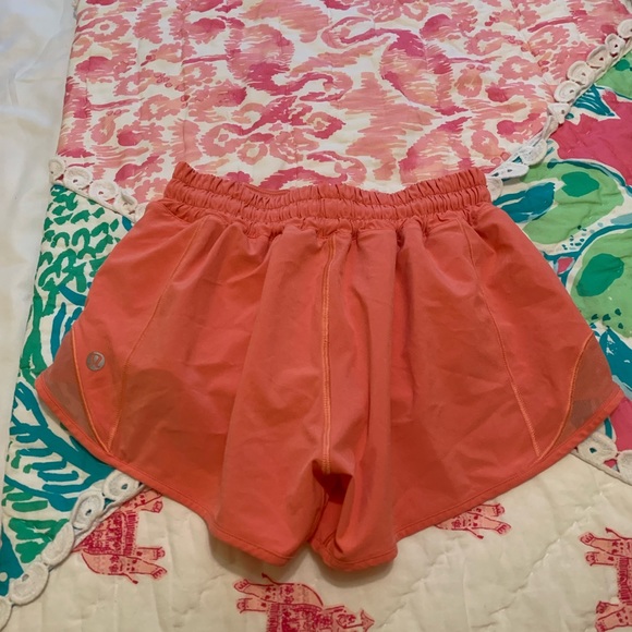 Hotty hot 2.5” Shorts size 2 - Picture 2 of 3